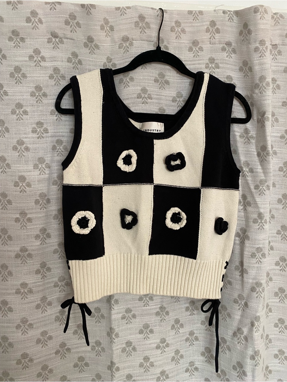 Checkerboard Knit V-Neck Tank Sweater - Black & Cream